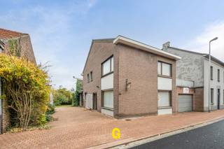 Langs de Hoogstraat ter hoogte van nummer 12, op een perceel van benaderend 10a 50ca, bevindt zich deze degelijk gebouwde halfopen woning met...