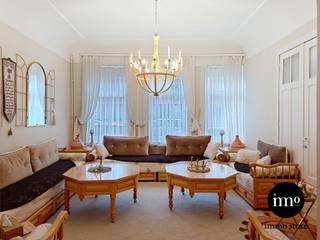 <p>Immo Store presenteert deze uitstekend gelegen woning in de gegeerde De Selliers de Moranvillelaan in Sint-Agatha-Berchem. Op het gelijkvloers bevinden zich een inkomhal, woonkamer, eetkamer en keuken, met aansluitend een overdekte koer die tal van mogelijkheden biedt. De twee bovenverdiepingen beschikken elk over een eigen achterterras en omvatten samen 4 slaapkamers en 2 badkamerruimtes. De bovenste verdieping, die naar eigen smaak verder afgewerkt of gerenoveerd kan worden, zou kunnen worden ingericht als een ruime extra woonverdieping. Een ruime woning met veel potentieel, gelegen op een toplocatie in een gegeerde woonomgeving. Grijp deze unieke IMMO STORE-kans en plan vandaag nog uw bezoek! Bel ons op 02/203.03.03 of stuur een mail naar info@immo-store.be!</p>
