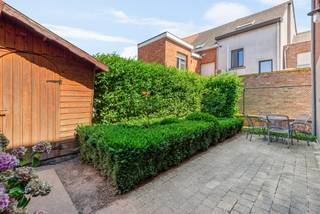 Zeer gunstig gelegen <em><strong>gelijkvloersappartement</strong></em> in een straat zonder doorgaand verkeer! Dit appartement bevindt zich <strong><em>op wandelafstand van het centrum</em></strong> met enkele scholen, supermarkt Jumbo en het openbaar vervoer. Het eigendom is tevens makkelijk bereikbaar nabij de oprit E19 Antwerpen-Brussel. Het ligt nabij het jaagpad langsheen de Nete en het park van Rumst, ideaal voor wandel- en fietsliefhebbers. <br /><br />Dit pand bevindt zich in een kleinschalig gebouw bestaande uit 2 appartementen. Er is geen syndicus en er zijn ook geen gemeenschappelijke kosten. Het bouwjaar is 2007, het gebouw is volledig asbestvrij. De keuring van de elektriciteit is <strong><em>conform</em></strong> en het EPC heeft een zeer goed score: <strong><em>Label B</em></strong>! Het is ingedeeld in: een inkomhall met ruimte voor vestiaire, een woonkamer, een open ingerichte keuken, een berging, een apart toilet, een ingerichte badkamer en 2 slaapkamers. Er is parkeergelegenheid op de privatieve <em><strong>autostaanplaats</strong></em> voorzien voor 1 wagen. Verder beschikt dit eigendom nog over een ruim <strong><em>terras</em></strong> aangelegd met beplantingen en een tuinhuis. <br /><br />Dit appartement werd steeds zeer goed onderhouden en is volledig <strong><em>instapklaar</em></strong>! <br /><br />