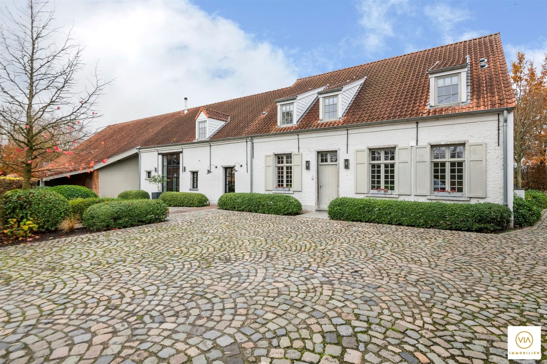 villa met burelen en opslagruimte-vernieuwde staat - foto 1