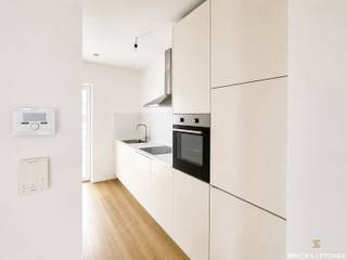 <div>
<div>
<section>
<div>
<div>
<div>
<div>
<div>
<div>
<p><strong>Charmant appartement de ville entièrement rénové situé au 3ᵉ étage d'un petit immeuble.</strong><span></span></p>
<p>L'appartement se compose d'un spacieux séjour bénéficiant d'une belle luminosité naturelle, ainsi que d'une cuisine ouverte moderne, entièrement équipée avec un réfrigérateur avec compartiment congélateur, une plaque de cuisson vitrocéramique et un four.</p>
<p>À l'arrière se trouve une chambre séparée avec sa salle de bains attenante. Celle-ci est équipée d'une douche à l'italienne, d'un meuble lavabo et d'un WC.</p>
<p>Cet appartement est proposé en <strong>première occupation après rénovation</strong> et a été rénové avec le plus grand soin.</p>
<p>Convient pour <strong>maximum 2 personnes</strong>.</p>
<p><strong>Disponible à partir du 01/08/2026.</strong></p>
</div>
</div>
</div>
</div>
<div></div>
<div>
<div></div>
</div>
</div>
<div>
<div></div>
</div>
</div>
</section>
</div>
</div>
<div></div>