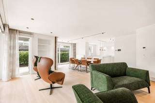 Schitterend gelijkvloers appartement, volledig afgewerkt en nooit bewoond. Hier stapt u binnen in een gloednieuwe, tijdloze leefomgeving van topkwaliteit. Domoticasysteem, op maat gemaakt meubilair en een terras met zicht op de vijver maken dit appartement bijzonder.<br /><br />De inkomhal leidt naar een lichtrijke living met rondom raampartijen, aansluitend op de geïnstalleerde keuken met composiet werkblad en kookeiland. Twee ruime slaapkamers, waarvan één met en-suite badkamer (dubbele wastafel, inloopdouche, apart toilet) en een tweede met eigen wastafel en douche. Een derde kamer is vandaag ingericht als strijkkamer/bureau, maar evengoed bruikbaar als dressing of kinderkamer.<br /><br />Via de living stapt u rechtstreeks het terras op, met zicht op de vijver en het groene domein. Een ondergrondse, afgesloten garagebox met ruimte voor een grote wagen en extra stockage maakt het plaatje compleet. Deze is bij te kopen voor € 40.000<br /><br />Een gloednieuw appartement met deze afwerking en ligging is zeldzaam. Plan snel uw bezoek.<br /><br />Referentie: YP/26069/TK
