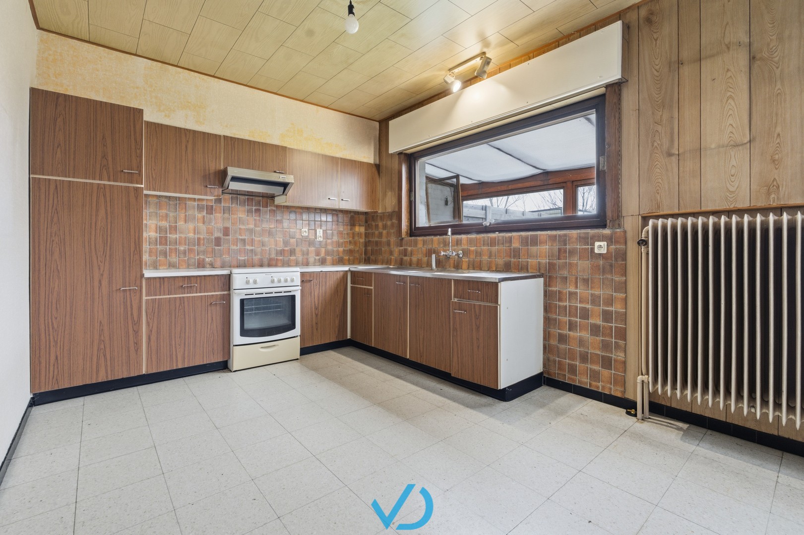 Ruime te renoveren woning met 4 slaapkamers, garage en zuidgerichte tuin in rustige wijk van Poperinge! - foto 4