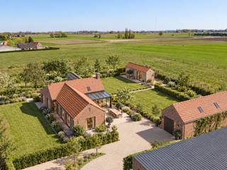 <p><strong><span>À vendre : Ferme avec grand terrain à Lichtervelde</span></strong></p>
<p><span>Située Moerplasstraat 3 à Lichtervelde, cette ferme se trouve sur un terrain d’environ 1 300 m².</span></p>
<p><span>Le bien est entièrement à rénover, mais offre un grand potentiel pour ceux qui souhaitent aménager une habitation selon leurs goûts.</span></p>
<p><span>Sa situation à proximité de la E403 garantit une excellente accessibilité et des connexions rapides vers les villes environnantes.</span></p>
<p><strong><span>Atouts :</span></strong></p>
<ul>
<li><span>Superficie du terrain d’environ 1 300 m²</span></li>
<li><span>Accès facile grâce à la proximité de la E403</span></li>
<li><span>Nombreuses possibilités de rénovation et d’aménagement</span></li>
<li><span>Idéal pour bricoleurs ou investisseurs</span></li>
</ul>
<p><span>Intéressé(e) ? N’hésitez pas à nous contacter pour plus d’informations ou pour organiser une visite.</span></p>