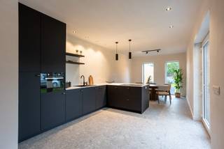 Volledig gerenoveerde gezinswoning met 3 slaapkamers op een perceel van 300 m²<br /><br />Gelijkvloers:<br />- Inkomhal met gastentoilet en handenwasser<br />- Open leefruimte met zicht op de tuin<br />- Moderne keuken met eethoek, voorzien van een inductiekookplaat met geïntegreerde afzuiging, vaatwasser, koelkast en combi-oven<br />- Praktische ruimte met weggewerkte aansluitingen voor wasmachine en droogkast, die tevens kan dienen als bureau of speelkamer<br />- Droge kelder<br /><br />Eerste verdieping:<br />- Twee ruime slaapkamers<br />-Luxueuze badkamer met inloopdouche, dubbele wastafel, toilet en handdoekradiator<br /><br />Tweede verdieping:<br />- Ruime slaapkamer die eventueel kan worden opgedeeld in twee slaapkamers<br /><br />Tuin:<br />- Onderhoudsvriendelijke tuin met twee ruime zonneterrassen<br />- Afzonderlijke toegangsdeur voor fietsen en vuilnisbakken<br /><br />Bijzonderheden:<br />- Volledig gerenoveerd met kwalitatieve en duurzame materialen<br />- Onmiddellijk beschikbaar<br />- EPC-label B: 144 kWh/m² jaar<br />- Elektrische installatie conform de geldende normen<br />- Vloerverwarming op het gelijkvloers<br /><br />De woning werd nog niet geschilderd, zodat u deze volledig naar eigen smaak kunt afwerken en inrichten.<br /><br />Kortom, een instapklare en ruime gezinswoning op een gunstige locatie nabij belangrijke invalswegen!<br /><br />Extra informatie:<br />Bewoonbare oppervlakte: 195 m²<br />Perceeloppervlakte: 300 m²<br />Bouwjaar: 1962<br />Asbestattest: asbestveilig