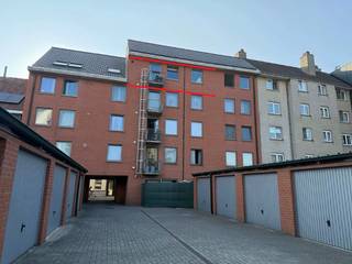 🔑 Lichtrijk & Energiezuinig Appartement te Huur op Toplocatie in Izegem!<br /><br />Zoek je een gezellig, instapklaar stekje op een steenworp van het bruisende centrum én het station? Dit stijlvolle 1-slaapkamerappartement op de 4de verdieping combineert comfort, rust en een ideale ligging.<br /><br />🌟 Waarom dit appartement jouw nieuwe thuis wordt:<br /><br />Toplocatie: Alles op wandelafstand! Zowel het gezellige centrum als het station van Izegem liggen vlakbij.<br />Energiezuinig & Comfortabel: Dankzij het gunstige EPC B-label woon je hier heerlijk geïsoleerd en houd je je energiekosten onder controle.<br /><br />Praktische indeling:<br />Uitnodigende inkomhal<br />Grote, lichtrijke leefruimte<br />Ruime en rustige slaapkamer<br />Verzorgde badkamer met douche en toilet<br />Gezellig terrasje om van de buitenlucht te genieten<br />Extra troef: Ruime gemeenschappelijke fietsenberging op het gelijkvloers.<br /><br />ER KOMT NOG EEN NIEUWE KEUKEN IN MET EILAND !<br /><br />📋 Praktische & Financiële details:<br />Huurprijs: € 750 / maand (inclusief syndic! / exclusief EGW)<br />Beschikbaar: Vanaf 01-11-2026 (in overleg eventueel al vroeger mogelijk vanaf 01-08-2026)<br />Huurcontract: Start met een contract van 1 jaar (met het oog op een fijne lange-termijnverhuur)<br />Huurwaarborg: € 2.250 (3 maanden huur op een geblokkeerde rekening)<br /><br />📞 Interesse of een bezoek plannen?<br />Neem gerust contact op met Guillaume of Stefan:<br />☎️ Telefoon: 056 / 70 52 62<br />💬 WhatsApp: 0473 / 49 07 58<br />Grijp deze kans en maak snel een afspraak voor een bezichtiging!