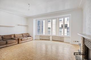 Dit karaktervolle appartement bevindt zich in een rustige straat, midden in het centrum van Oostende, op wandelafstand van winkels, restaurants, openbaar vervoer (het station) en het strand.<br />Het luchtige appartement is zeer ruim en bestaat uit:<br />- op de tweede verdieping: inkomhal met plaats voor een vestiairekast, zeer grote en lichtrijke woonkamer bestaande uit een zit- en eetruimte, aparte keuken met toegang tot het terras, 2 volwaardige slaapkamers, apart toilet, berging met aansluiting voor wasmachine en badkamer met ligbad en lavabo;<br />- op de derde verdieping: verder af te werken zolderruimte, te bereiken via een vaste trap, die perfect kan dienst doen als hobbyruimte, derde slaapkamer of thuiskantoor;<br />In de kelderverdieping zijn er nog 2 individuele kelderbergingen.<br />De elektriciteit is conform!