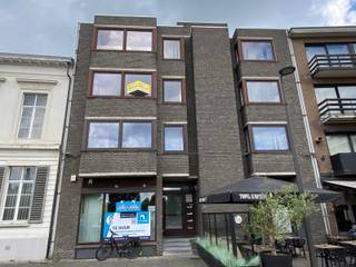 <p>Dit ruime en comfortabele appartement is gelegen op de 2de verdieping van een verzorgd gebouw en is zowel via de trap als met de lift bereikbaar. Dankzij de praktische indeling en drie slaapkamers is het appartement ideaal voor een gezin of voor wie graag over extra ruimte beschikt.<br /><br />Het appartement beschikt over een aangename leefruimte en een keuken die voorzien is van een vaatwasser, koelkast en keramische kookplaat. De badkamer is uitgerust met een douche/badcombinatie, badkamermeubel en dubbele wastafel. Daarnaast is er een afzonderlijk gastentoilet.<br /><br />Voor extra comfort is het appartement voorzien van centrale verwarming op gas en airconditioning. Verder beschikt de woning over een privékelderberging en een eigen autostaanplaats, wat zorgt voor extra praktische bergruimte en parkeergemak.<br /><br />De huurprijs bedraagt €750 per maand, aangevuld met €75 gemeenschappelijke kosten en een voorschot van €125 per maand voor water en gas.<br /><br />Een ruim en praktisch appartement met 3 slaapkamers, lift, autostaanplaats en kelderberging, dat alle nodige voorzieningen biedt voor comfortabel wonen.<br /><br />Beschikbaar vanaf 1/12/2026<br /><br />Heb je interesse? Vraag uw bezoek aan via onze website https://www.immovl.be/te-huur/list en druk op de knop '<strong>IK WENS EEN BEZOEK</strong>'.</p>