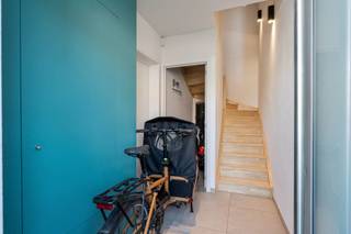 <p>Ruime woning met 4-slpk, terras, tuin en 2 parkeerplekken</p><p>Mail of bel voor info of een bezoek.</p><p>________</p><p>Deze instapklare woning in Wilsele biedt 169 m² woonruimte, vier slaapkamers, twee badkamers en een ruim terras met aansluitende tuin en 2 parkeerplaatsen. Een duplex met het gevoel van een huis. De enige wooneenheid in het gebouw.</p><p>De lichtrijke leefruimte sluit aan op een open keuken met kookeiland, ingebouwde gashaard en maatkasten. Een praktische berging en een bureauhoek bevinden zich eveneens op het eerste verdiep. Via het grote schuifraam stap je rechtstreeks op het grote terras en de aansluitende tuin. Ideaal om buiten te eten, ravotten, ontspannen of gezellig samen te zijn.</p><p>Op de bovenverdieping vind je:<br />- 4 slaapkamers met ingebouwde kasten<br />- 2 badkamers, waarvan één ensuite bij de master bedroom</p><p>Ook een ruime zolder voor extra opslag is aanwezig en niet meegerekend in de bewoonbare 169m2!</p><p>De woning werd gebouwd in 2013 en heeft een EPC-score van 88 kWh/m² per jaar. Je beschikt over vloerverwarming, een condensatieketel, ventilatiesysteem type C, hoogrendementsglas, isolatie en automatische zonwering.</p><p>Met 2 parkeerplaatsen achteraan en je eigen laadpaal voor elektrische wagens zit je alvast qua parkeergelegenheid ook tip-top!</p><p>Winkels zoals Aldi en Delhaize, een bakker, beenhouwer, scholen en kinderopvang liggen vlakbij. Eveneens als goede frituren! Een bushalte bevindt zich voor de deur en met de fiets bereik je het centrum van Leuven in 10 tot 15 minuten, afhankelijk van de benen. Ook de autosnelweg is vlot bereikbaar.</p><p>Liever in't groen? Steek de straat over en je wandelt via de fietspaden de weivelden in richting Wijgmaal. Of wandel richting de Kesselberg en vertoef daar op hoogte met zicht op de skyline van Leuven.</p>