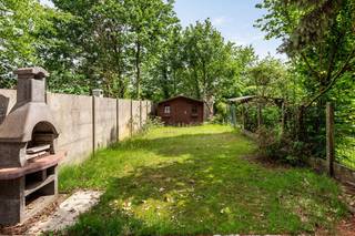 Op een gunstige locatie in een aangename woonwijk nabij het centrum van Hoboken bevindt zich deze op te frissen gezinswoning. Dankzij de ligging op wandelafstand van het Polderbos geniet u hier van een mooie combinatie van rust, groen en een vlotte bereikbaarheid. De degelijke structuur, de praktische indeling en het aanwezige potentieel maken van deze woning een uitstekende opportuniteit voor kopers die hun toekomstige thuis volledig naar eigen smaak wensen vorm te geven.<br /><br />Via de inkomhal met gastentoilet betreden we de woning. Op het gelijkvloers bevinden zich eveneens een praktische berging met aansluiting voor wasmachine en droogkast, de toegang naar de veranda en tuin, alsook de inpandige garage met extra bergruimte.<br /><br /><span><span><span><span><span>De eerste verdieping omvat de ruime en lichtrijke leefruimte. Dankzij de grote raampartijen geniet deze verdieping van een aangename natuurlijke lichtinval. Aansluitend bevindt zich de verzorgde keuken met uitzicht op het groen achteraan.</span></span></span></span></span><br /><br /><span><span><span><span><span>Op de tweede verdieping bevinden zich drie volwaardige slaapkamers en een badkamer uitgerust met een dubbele wastafel, inloopdouche en toilet.</span></span></span></span></span><br /><br /><span><span><span><span><span>Een bijkomende troef is de veranda achteraan de woning, die een mooie overgang vormt tussen woning en tuin. De achterliggende tuin beschikt over een terras, barbecue en tuinhuis en biedt een aangename buitenruimte om in alle rust te genieten.</span></span></span></span></span><br /><br /><span><span><span><span><span>Dankzij de rustige ligging, de praktische indeling, de inpandige garage, drie slaapkamers en de leuke tuin vormt deze woning een interessante opportuniteit voor wie op zoek is naar een degelijke gezinswoning met potentieel nabij een centrale locatie in Hoboken.</span></span></span></span></span><br /><br />Interesse in deze woning? Neem gerust contact op voor een bezoek ter plaatse via 03 337 50 70 of info@vbvastgoed.be.