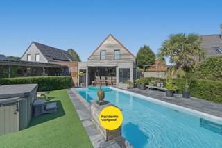 KIJKDAG 11/07 - OP AFSPRAAK<br /><br />In een doodlopende straat te Eernegem, deelgemeente van Ichtegem, bevindt zich deze verzorgde halfopen bebouwing op een perceel van 489 m². De woning werd gebouwd in 1999 en biedt 131 m² aan bewoonbare oppervlakte.<br /><br />Via de inkomhal komt u terecht in de lichtrijke leefruimte, waar grote raampartijen en een schuifraam naar het terras zorgen voor een aangename verbinding met de tuin. De open keuken sluit naadloos aan op de woonkamer en is uitgerust met alle nodige toestellen, waardoor koken en samenzijn centraal staan. Aansluitend bevindt zich een ruime garage met tal van praktische voorzieningen.<br /><br />Op de verdieping bevinden zich drie volwaardige slaapkamers, waarvan twee zijn uitgerust met een energiezuinige Daikin airco voor extra comfort. De badkamer beschikt over een ligbad en een dubbele lavabo. Er is een handige berging en een ruime zolder, ideaal als extra opbergruimte.<br /><br />Ook buiten heeft deze woning heel wat troeven te bieden. De verzorgde tuin vormt een heerlijke plek om te ontspannen en te genieten van het buitenleven. Het ruime zwembad met zonneterras creëert een echte vakantiesfeer in eigen tuin. Bovendien zijn er twee overdekte terrassen aanwezig, waarvan één uitgerust is met een gezellige houtkachel, zodat u het hele jaar door van het buitenleven kunt genieten. Een tuinhuis met elektriciteit biedt extra opbergruimte of mogelijkheden voor hobby's.<br /><br />De woning geniet van een gunstig EPC (label C), conforme elektriciteit, airco's en 20 zonnepanelen (met groenestroomcertificaten) - Kortom, de ideale gezinswoning!<br /><br />Interesse? Contacteer ons en ontdek zelf de troeven!<br /><br />De vermelde prijs is een richtprijs. Elk bod, zowel hoger als lager dan deze prijs, wordt voorgelegd aan de eigenaar, die het recht behoudt om dit te aanvaarden of te weigeren.