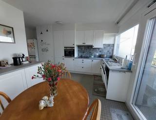 Gerenoveerde en lichtrijke appartement op de 2de verdieping biedt een unieke woonervaring dankzij zijn open uitzicht en twee terrassen aan de voor-...