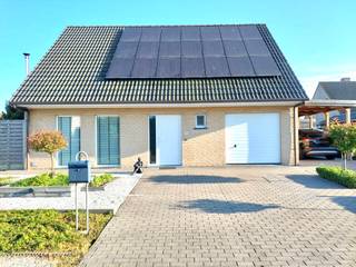 <strong>Ontdek deze lichtrijke, ruime en instapklare woning in een rustige buurt van Roeselare.</strong><br /><br /><strong>Indeling:</strong><br /><u>Gelijkvloers:</u> inkom, zeer ruime leefruimte, volledig ingerichte keuken, garage, carport, apart toilet en zeer ruime tuin<br /><u>1ste verdieping:</u> 3 slaapkamers, bureau ruimte of dressing, badkamer met ligbad en douche, apart toilet<br />Zolder<br /><br /><strong>Extra troeven</strong>
<ul><li>Garage &amp;amp; carport</li><li>Zonnepanelen met omvormer </li><li>Rustige wijk</li><li>Regenwater rechts vanachter </li></ul>
( Pellet kachel niet in de prijs inbegrepen)