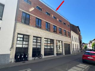 Welkom in deze penthouse gelegen in het hart van Mechelen en deel uitmakende van site Huygebaert! Het appartement beschikt over een stijlvolle open leefruimte met een uitgeruste keuken die voorzien is van hoogwaardige inbouwapparatuur, waaronder een elegante marmeren keukenachterwand en een geïntegreerde wijnkoeler. De moderne keukenopstelling biedt veel comfort en functionaliteit voor diegenen die graag koken.De ruimte wordt verlicht door grote raampartijen die veel natuurlijk licht naar binnen laten en een uitstekend uitzicht bieden over de daken en het historische centrum van Mechelen. Dit geeft het appartement een zeer aangename en luchtige sfeer. Het appartement beschikt verder over 3 slaapkamers met inbouwkasten, dressing, een badkamer en een douchekamer. Verder is er een inkomhal met bureel en aansluitend wasplaats. De vloeren zijn afgewerkt met parket, wat zorgt voor een gezellige warme sfeer. Een absolute highlight is het ruime terras op het dak met uitzicht over Mechelen. Dit is een perfecte plek om te ontspannen en te genieten van het buitenleven in het hartje van de stad.Dit appartement is ideaal voor wie op zoek is naar modern wooncomfort in een authentieke en levendige stadskern.Verder beschikt het appartement nog over een ondergrondse parking en kelderberging.