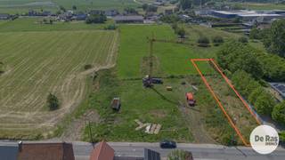 <p>STEENHUIZE-WIJNHUIZE – Mooie, landelijk gelegen bouwgrond op een zeer rustige locatie<br /><br />Deze bouwgrond met achteraan uitzicht op het groen (bestaande uit Lot 1 & Lot 1A op bijgevoegd plan) heeft een totale oppervlakte van 5a 86ca en is gelegen in het rustige en landelijke Steenhuize-Wijnhuize. <br />De grond beschikt over een straatbreedte van 10,15 meter en biedt een perfecte oriëntatie.<br />Het perceel is deels gelegen in woongebied met landelijk karakter en deels in agrarisch gebied, wat zorgt voor een groene en rustige omgeving.<br />Bent u op zoek naar de ideale locatie voor het realiseren van uw droomwoning? Of wenst u een ruime bouwgrond voor een halfopen bebouwing met een prachtig uitzicht? Dan is dit perceel absoluut een bezoek waard.<br />Gronden met dergelijke ligging zijn uiterst zeldzaam op de markt. Wacht niet te lang en ontdek zelf de vele troeven van dit unieke aanbod.<br /><br />Voor meer info of bouwvoorschriften 053/60.65.60.<br /><br />Belangrijkste bouwvoorschriften:<br /><br />- Voorbouwlijn op ca. 10,15 m achter de voorste perceelgrens<br />- Max. voorgevelbreedte: 7,00 m, met een bouwvrije strook van 3 m langs beide zijden<br /><br />Afwerking mogelijk met:<br />- Hellend dak (max. 45° helling, kroonlijsthoogte max. 6,60 m)<br />- Plat dak (max. hoogte 6,6 m)<br /><br />Maximale bouwdiepte:<br />- Gelijkvloers: 15 m<br />- Verdieping: 12 m</p>