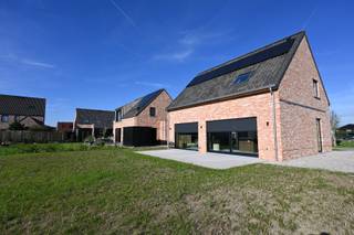 Volledig afgewerkte en instapklare woning met zuid georiënteerde tuin, oprit en parkeermogelijkheden voor de deur.<br /><br />Oplevering en sleuteloverdracht bij notariële akte.<br /><br />Deze woning is gelegen in de nieuwe verkaveling "Mirrepadde" vlakbij het centrum van Wakken en op wandelafstand van provinciaal domein De Baliekouter. Uiterst rustige en aangename ligging.<br /><br />De woning werd uiterst kwalitatief en energiezuinig gebouwd. Standaard worden 8 zonnepanelen (3.200 Wp) voorzien. Uiteraard kan dit uitgebreid worden.<br />De woning wordt verwarmd d.m.v. vloerverwarming aangestuurd door een lucht/water warmtepomp.<br /><br />Overal pvc schrijnwerk met superisolerende beglazing.<br />Op de grote ramen achteraan en aan de zijkant zijn elektrische zonnescreens geïnstalleerd.<br /><br />Op het gelijkvloers is de indeling als volgt: inkomhal met gastentoilet, L-vormige leefruimte met prachtige open keuken, wasplaats, ruime berging met zijdeur naar de oprit waar het plaatsen van een carport mogelijk is.<br /><br />Boven zijn er drie volwaardige slaapkamers voorzien, een apart toilet en een aangename en ruime badkamer. Bergzolder in de nok, bereikbaar via een luik en plooitrap.<br /><br />Prijs wordt opgesplitst als volgt:<br /><br />- grondwaarde 160.851 € + registratie<br />- constructie, afgewerkt volgens lastenboek: 318.027 € + btw<br />- inbegrepen: woning volledig opgeschilderd + verlichtingsarmaturen<br /><br />Prijzen zijn volledig afgewerkt en inclusief:<br /><br />- laminaat en plinten op verdieping<br />- spatwand keuken<br />- steellookdeur tussen inkom en living<br />- terras aangelegd in keramische tegels 60/60<br />- gietijzeren deksels op controle -en regenput<br />- pad in betonklinkers tot aan voordeur<br />- klaarzetten en inzaaien gazon + wadi<br /><br />Bijkomende kosten excl. btw:<br />- 500,- € diverse attesten en studie<br />- 450,- € meet -en verkavelingsaktekosten<br />- 4.675,- € aansluitingskosten<br /><br />==> OPENDEUR OP ZATERDAG 24/10 VAN 9u-12u30<br />inschrijven kan via de website of via xavier@opt-immo.be - 0491 33 66 29