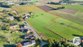 BREE - Charmante villa op 6ha54 met stalgebouw<br /><br />Op de grens met Gruitrode (Oudsbergen) treffen we, in een heel landelijk en rustige omgeving, deze charmante villa aan op maar 6ha54 met een straatbreedte van maar liefst 440meter ! Zowel links, rechts als achteraan is er enkel zicht op eigen terrein.<br /><br />Vooraan zijn er 2 praktische overdekte staanplaatsen die toegang geven tot de aanbouw met langs de voor -en achter zijde een dubbele garage waartussen opslagruimtes.<br />Deze aanbouw (145m²) zou ook zeker geschikt zijn voor het inrichten van een praktijk.<br /><br />De woning zelf werd gebouwd in 1992 met zeer degelijke materialen en heeft een bewoonbare opp. van 261m². Ze omvat een zeer ruime inkomhall met apart toilet, toegang tot een bureel of extra slaapkamer, badkamer, een zeer ruime lichtrijke leefruimte met open haard dewelke net zoals de keuken wijds zicht heeft op eigen weilanden.<br />De eerste verdieping omvat 3 ruime slaapkamers, een dressing en een 2e ruime badkamer.<br /><br />Ook op het terras en in de tuin is het genieten van de rust en het mooie open zicht op de weilanden rondom.<br /><br />De woning kan een goed EPC attest voorleggen (C, 264kWh) waardoor geen renovatieverplichting alsook een conforme elektriciteitskeuring.<br /><br />De eigendom is volledig omheind en voorzien van een poort met oprijlaan die toegang geeft tot de verschillende gebouwen. Het stalgebouw (24mx9m75) omvat 8 paardenstallen waaronder 1 merrie/veulen box waarnaast nog verschillende opslagplaatsen en een wasplaats. Via een vaste trap is er tevens ook een zeer ruime zolderverdieping.<br /><br />De weilanden zijn netjes onderverdeeld en voorzien van verschillende schuilstallen. Ook is er een opslagplaats (15mx5m50) aanwezig voor tractor en hooi.<br />Naast de woning ligt een gedraineerde buitenpiste voorzien van verlichting.<br /><br />Wil u genieten van rust en privacy nabij de fiets - en ruiterpaden (knooppunt 52) en dit toch op amper 3km van het centrum van Bree en nabij wedstrijdaccommodaties? <br /><br />Ontdek de vele troeven van deze degelijk gebouwde en steeds goed onderhouden ! Contacteer ons voor een bezoek op 053/60.65.66