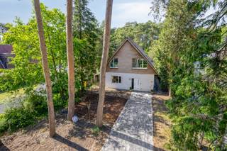 <p>Te koop: instapklare open bebouwing in een bosrijke en rustige omgeving in Tremelo, met EPC A-label.</p><p> </p><p>Deze moderne woning ligt aan de Guldensporenlaan en biedt een perfecte combinatie van comfort en energiezuinigheid. De groene, landelijke omgeving zorgt voor een serene woonervaring, terwijl de woning zelf volledig instapklaar is. Dankzij het uitstekende EPC A-label geniet je van lage energiekosten en een duurzame leefstijl. Daarnaast werd de woning in 2019 volledig nieuw opgetrokken in ecologische houtskeletbouw en voorzien van kwalitatieve bouwmaterialen waaronder groenbestendige kurkgevel, verdoken hemelafwatering en strak aluminium dakgoten, deze materialen zorgen voor een minimaal aan onderhoud. De ruime tuin vormt een ideale plek om te ontspannen of te genieten van buitenactiviteiten.</p><p> </p><p>Belangrijkste ruimtes:</p><p>• Ruime woonkamer met Truevision gashaard en veel lichtinval</p><p>• Eetkamer aansluitend op de woonkamer en keuken</p><p>• Moderne keuken met dubbele spoelbak, koelkast, combi-ovens/stoomoven, inductiekookplaat, bordenwarmers en ingemaakte kasten</p><p>• Inkomhal met ingemaakte kasten</p><p>• 4 slaapkamers, waarvan één met dressing en ruim terras in Irokohout</p><p>• 2 badkamers: één met inloopdouche, toilet en dubbele marmer wastafel in meubel; één met douche, wellnessbad en dubbele wastafel</p><p>• Zolder voor extra opbergruimte</p><p>• Ruime tuin in groene omgeving</p><p> </p><p>Troeven:</p><p>• Bosrijke en rustige ligging</p><p><span>• Intelligente woning voor verlichting, verwarming en andere zaken</span></p><p>• Energiezuinige woning met EPC A-label</p><p><span></span></p>