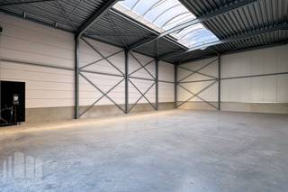 Nouvelle unité PME d'une superficie de 240 m² à louer, bénéficiant d'un emplacement exceptionnel le long de la zone commerciale Brusselbaan à Hekelgem (Affligem).<br /><br />L'espace de stockage est équipé d'une grande porte sectionnelle, d'une baie vitrée (3 m x 3 m), d'une verrière et d'une hauteur libre de 6 m, idéale pour le stockage/la production/l'atelier. De plus, l'entrepôt est équipé de services publics (eau, électricité et données), d'une salle de douche avec possibilité de raccordement à des toilettes. L'entrepôt fait partie de la phase III du projet de construction de PME « ID Park bis ».<br /><br />Installez votre entreprise dans l'ID Park bis, dans un emplacement extrêmement central et facilement accessible grâce à la proximité de l'E40 (6 min). <br />Présence de 3 places de parking privatives (incluses dans le prix). <br /><br />Contactez PANORAMA B2B pour des informations (techniques) complémentaires, des plans ou une visite sans engagement au 0477 07 30 30.