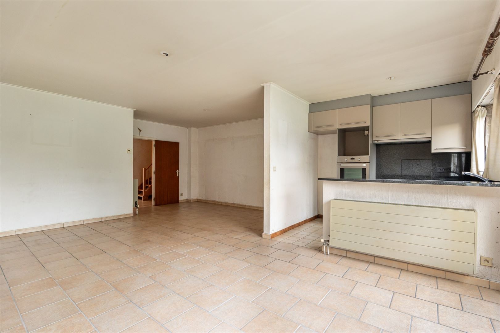 Te renoveren gezinswoning met tuin en garage in rustige centrumstraat - foto 5