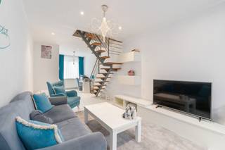 <p>Deze stadswoning combineert een centrale ligging met een praktische indeling en drie volwaardige slaapkamers. Dankzij de ligging in een levendige en goed bereikbare buurt geniet u van winkels, scholen en openbaar vervoer op korte afstand. De woning dateert uit de periode 1875-1899 en beschikt over aangename leefruimtes met veel mogelijkheden voor wie een huis in Gent wil kopen. De ruime keuken en lichtrijke leefruimte zorgen voor een comfortabele woonomgeving. Een compacte koer biedt bovendien een extra buitenruimte in hartje stad.</p>

<p> </p>

<p>Belangrijkste ruimtes:<br />• Woonkamer (29,3 m²) met aangename leefruimte en veel lichtinval<br />• Keuken (19,04 m²) met ingemaakte kasten en toestellen<br />• Badkamer (9,7 m²) met ligbad, enkele wastafel en aansluiting voor wasmachine en droogkast<br />• Slaapkamer (12,52 m²)<br />• Slaapkamer (12,16 m²)<br />• Slaapkamer (12,42 m²)<br />• Koer (1,2 m²)</p>

<p>Troeven:<br />• Centrale ligging in Gent nabij station, scholen en openbaar vervoer<br />• 3 volwaardige slaapkamers<br />• Karaktervolle woning met praktische indeling</p>

<p>Neem vandaag nog contact op met je ERA-makelaar voor een bezoek. JOUW DROOMHUIS. ZO GEVONDEN!</p>