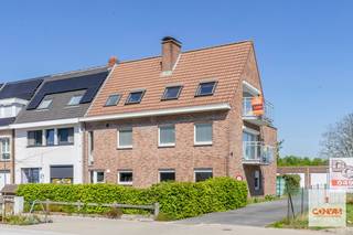 Dit appartement bevindt zich op de tweede en bovenste verdieping van een kleinschalige residentie in Wondelgem. Het is centraal gelegen, met...