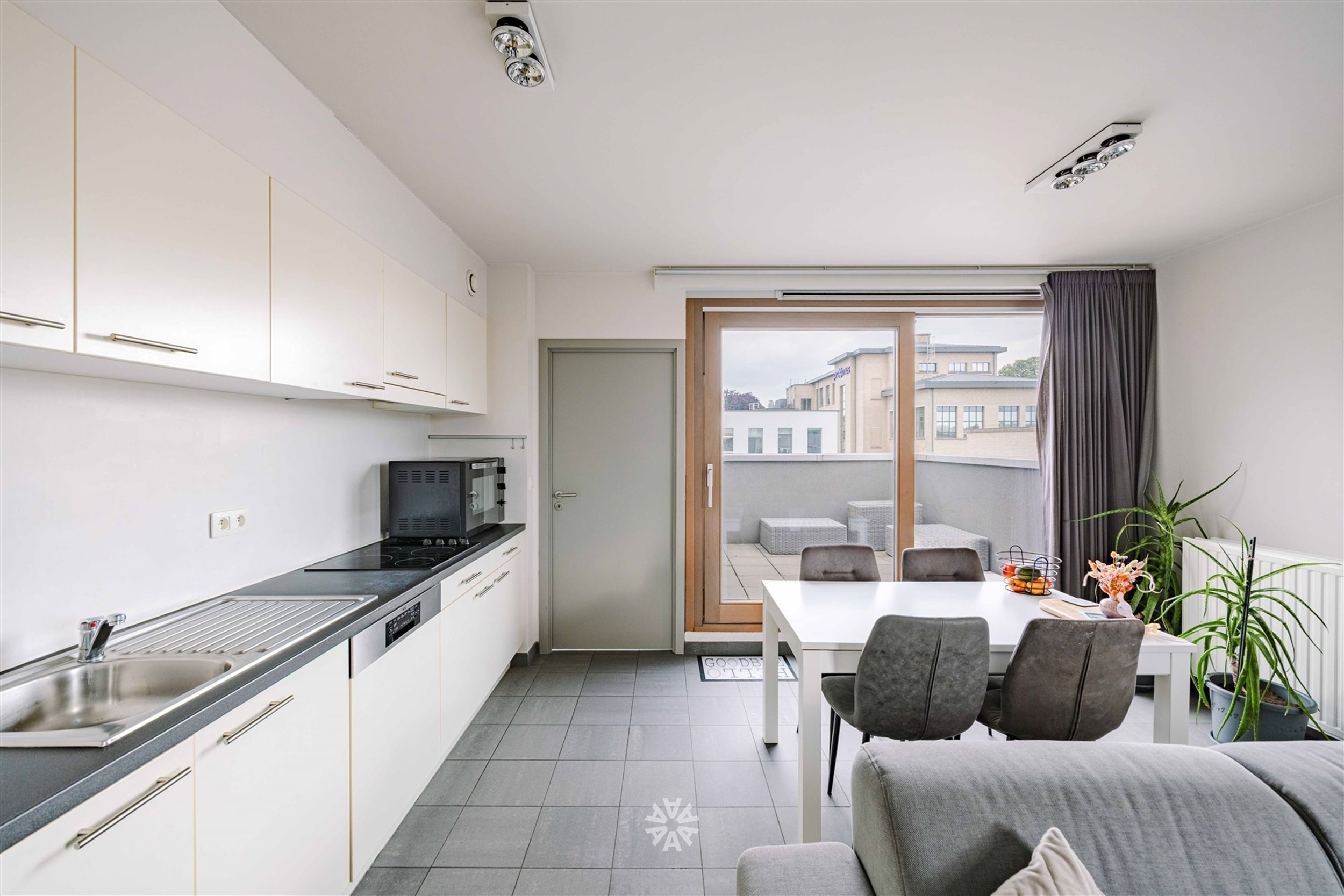 Turnkey rooftop apartment with spacious, sunny terrace at Ghent's Sint-Pieters station - photo 2