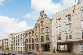 <p>Al sinds 1930 was de snoepjesfabriek Roodthooft, met de iconische "arabierekes" als uithangsbord, ondergebracht in de fabriekspanden aan de Lange Leemstraat. De oorspronkelijke boterfabriek werd gebouwd in 1905 en bestaat uit enkele gebouwen uit rode baksteen op het binnengebied en een sierlijk kantoor- en woongebouw aan de straatzijde. Deze gebouwen vormen de kern van de herbestemming van de hele site.</p>
<p>De hele site wordt een mix van kantoor- en woongelegenheden in combinatie met groen en open ruimtes. In totaal kent Confiserie Roodthooft 50 tal woonunits, gaande van eengezinswoningen met privé tuin, kleine appartementen tot grote luxueuze lofts met mooie terrassen. De bestaande site wordt uiteraard gekenmerkt door de vroege industriële sfeer van de oude panden. De nieuwbouw elementen die rond het binnenplein ingepland worden ondersteunen en versterken deze sfeer.</p>
<p>Het betreft een exceptioneel project waar oud en nieuw wordt gecombineerd.</p>
<p><strong><span></span><br /><br /></strong><br /><br /><br /><br /></p>