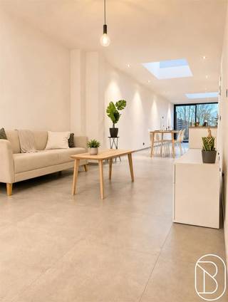 <p>Volledig gerenoveerde, energiezuinige gezinswoning met 3slaapkamers, tuin en uitweg achteraan!<br />Op zoek naar een stijlvolle, volledig gerenoveerde woning die meteen rendement oplevert of zonder zorgen kan worden betrokken? <br />Deze prachtige gezinswoning combineert hedendaags wooncomfort, energiezuinigheid en een uitstekende afwerking. <br />Bovendien is de woning momenteel verhuurd, wat ze ook bijzonder interessant maakt als investering.<br /><br />Indeling: inkom met apart toilet, ruime lichtrijke leefruimte met aanpalende volledig geïnstalleerde keuken met eiland (uitgerust met kwalitatieve SMEG-toestellen.).<br />Op de eerste verdieping bevinden zich de overloop, badkamer (dubbele lavabo, inloopdouche en bad), toilet, een eerste ruime slaapkamer en dressing.<br />Op de tweede verdieping bevinden zich nog twee volwaardige slaapkamers en een extra bureauruimte die perfect kan dienen als thuiswerkplek of eenvoudig kan worden ingericht als vierde slaapkamer.<br />Daarnaast beschikt de woning over een praktische kelder en zolder, wat zorgt voor extra bergruimte.<br />Buiten geniet u van een aangename, onderhoudsvriendelijke en aangelegde tuin met als extra troef de uitweg achteraan.<br /><br />Troeven: volledig gerenoveerd (2023), volledig geschilderd, verhuurd - interessante investering, energiezuinig (epc A), conforme elektriciteit, vloerverwarming, 8 zonnepanelen.<br /><br />Kortom, een buitenkans voor wie op zoek is naar een instapklare en toekomstgerichte woning.<br />Bezoek na afspraak met Immo Beguin: tessa@immobeguin.be</p>