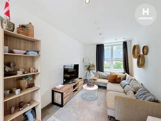 Dit stijlvolle herenhuis werd <strong>volledig ingericht</strong> en succesvol uitgebaat als<strong> vakantiewoning</strong> en beschikt over maar liefst <strong>5 ruime slaapkamers en 5 badkamers</strong>, wat garant staat voor optimaal comfort en privacy voor elke gast.<br /><br />De woning is <strong>volledig operationeel voor vakantieverhuur </strong>en beschikt over een <strong>officieel goedgekeurde toeristische logiesfunctie </strong>toegekend door de <strong>gemeente Koksijde</strong>. Daarnaast is het pand volledig <strong>in orde met de geldende regelgeving</strong>: het is ingeschreven bij <strong>Toerisme Vlaanderen</strong> en beschikt over een<strong> geldig brandveiligheidsattest</strong>.<br /><br />Dankzij de doordachte indeling en complete inrichting biedt deze eigendom een uitstekend verhuurpotentieel met aantrekkelijk rendement. Dit maakt het pand bijzonder interessant voor investeerders die op zoek zijn naar een vastgoedopportuniteit met onmiddellijke exploitatiewaarde én verdere groeimogelijkheden.<br /><br /><u><strong>Belangrijkste troeven</strong></u>
<ul>
	<li>Karaktervol herenhuis</li>
	<li>5 volwaardige slaapkamers &amp; 5 badkamers</li>
	<li>Volledig ingericht en instapklaar voor vakantieverhuur</li>
	<li>Officieel goedgekeurde toeristische logiesfunctie</li>
	<li>Ingeschreven bij Toerisme Vlaanderen</li>
	<li>Geldig brandveiligheidsattest</li>
	<li>Sterk rendements- en investeringspotentieel</li>
</ul>
Deze eigendom vormt een unieke kans voor wie wil investeren in toeristisch vastgoed met schaalbaarheid, of voor wie op zoek is naar een ruime woning met een veelzijdige invulling.<br /><br />📩 <strong>Meer info of bezoek?</strong> Contacteer ons gerust.