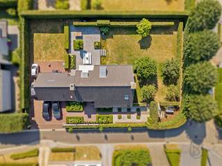 Stijlvolle villa met prachtige volgroeide tuin, in gegeerde villapark te Waregem. Welkom in deze prachtige gerenoveerde villa met toegangspoort, gelegen op een mooi hoekperceel in een rustig en residentieel villapark aan de Galopstraat 19 te Waregem. Deze woning combineert ruimte, licht en kwalitatieve afwerking tot een warme thuis waar comfort centraal staat.Bij het binnenkomen valt meteen de overvloed aan natuurlijk licht op dankzij de grote raampartijen en de doordachte indeling van de ruimtes. De villa (architect Degeyter) werd smaakvol gerenoveerd met kwalitatieve materialen en straalt klasse en gezelligheid uit.INDELING: inkom en traphal, apart toilet en vestiaire, gezellige grote lichtrijke leefruimte, eetplaats, moderne luxekeuken met eiland en extra ontbijthoek, handige bijkeuken/wasplaats, dubbele garage en kelder. Op het verdiep bevinden zich de overloop, 3 slaapkamers, dressing en 2 badkamers. Boven de garage bevindt zich een extra kamer/hobbyruimte/bureau. Prachtig omheinde volgroeide tuin met vijver, handige oprit en parking. Dankzij de rustige ligging in een residentiële buurt en de kwalitatieve renovatie is deze villa de ideale combinatie van comfortabel wonen en tijdloze elegantie.Bezoek na afspraak met IMMO BEGUIN: charlotte@immobeguin.be