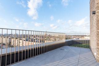 <p>Het appartement is gelegen aan de Dascottelei in Deurne, met een supermarkt in het gebouw en openbaar vervoer voor de deur. Een uiterst praktische en centrale ligging. Het appartement beschikt over een lichtrijke leefruimte met een open, volledig uitgeruste keuken die alle comfort biedt. Via de hal bereik je twee slaapkamers, een bureauruimte tussenin, een handige berging en een badkamer met inloopdouche. Daarnaast is er een ruim en zonnig terras en is er in de ondergrondse garage nog een privatieve autostaanplaats inbegrepen in de huurprijs. De gemeenschappelijke kosten bedragen €80,00 per maand.</p>