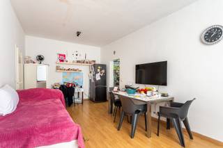 Dit opbrengsteigendom omvat 14 wooneenheden en 1 handelsgelijkvloers, gelegen in de Kroonstraat, op de hoek met de Plantin en Moretuslei,...