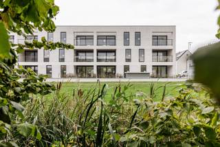 Danneels realiseert nieuwe energiezuinige appartementen aan de Parkstraat in Wevelgem. De residentie sluit architecturaal mooi aan bij woningen die we hier bouwen.<br /><br />Je woont in de Marie Curiestraat, in een rustig gelegen jonge buurt met veel groen in hartje Wevelgem. Een ideale woonlocatie met een ideale bereikbaarheid. <br /><br />Appartement 00.01 op het gelijkvloers biedt jou alle comfort: open ingedeelde leefruimte met grote raampartij, afgewerkte eilandkeuken, slaapkamer met laminaat, badkamer met douche, apart toilet en berging met wasplaats. Je hebt een zonneterras en beschikt in de kelder over een berging, fietsstalplaats en garagebox of parkeerplaats.<br /><br />Dit energiezuinige nieuwbouwappartement is voorzien van vloerverwarming, ventilatie met warmterecuperatie en zonnepanelen.<br /><br />Danneels werkt jouw appartement sleutel-op-de-deur voor je af met vaste afspraken over budget & timing. Jij kiest jouw keuken, badkamer & vloeren uit in de toonzalen van onze partners. Onze klantenbegeleider staat voor je klaar.<br />