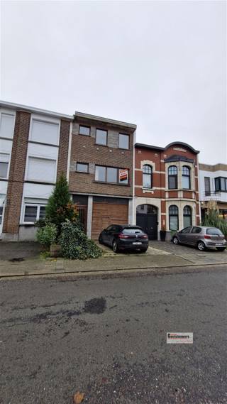 Zeer goed gelegen duplex-appartement met twee a drie slaapkamers. De garage op het gelijkvloers hoort er niet bij.DIchtbij Boekenbergpark en...