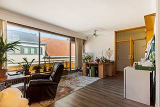 <p>Ruim, instapklaar 3-slaapkamerappartement met terras en mogelijkheid tot bij aankopen van een garage in hartje Dendermonde. Dit op de 2<sup>e</sup> verdieping gelegen appartement (zonder lift) beschikt over een (nacht)hal, een ruime, lichtrijke leefruimte in L-vorm met aansluitend aan straatzijde een balkon, zuidoost georiënteerd terras, een uitgeruste keuken (koelkast met vriesvak, gasfornuis, dampkap, oven, dubbele spoelbak), een badkamer met inloopdouche, enkele wastafel, hangtoilet en handdoekdroger en 3 slaapkamers waarvan 2 met inbouwkast. Op de gelijkvloerse verdieping is er nog een private berging en een gemeenschappelijke wasplaats waar de wasmachine kan geplaatst worden. De woning is uitgerust met centrale verwarming op aardgas (Buderus ketel), een zonnetent en ALU schrijnwerk. De mogelijkheid bestaat om een garage bij aan te kopen (vraagprijs 25.000 €). EPC: 356 kWh/m²/j., energielabel: D. Unieke code: 3138381-RES-1. Interesse? Contacteer ons voor een bezoek of meer informatie via 052/52.05.05 of axel@ax-quality.be</p>