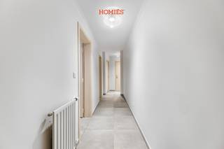 Dit bemeubeld éénslaapkamerappartement bevindt zich op een toplocatie in het centrum van Leuven, op slechts een steenworp van het historisch centrum, de universiteit, verschillende faculteiten, Gasthuisberg, IMEC en meer. Het appartement bestaat uit een inkomhal, een woonkamer met aansluitende eetruimte, een volledig ingerichte keuken en een badkamer met wastafelmeubel, toilet en douche, waarbij de aansluiting voor een wasmachine een extra troef vormt. Het gebouw beschikt over een gemeenschappelijke binnentuin, een lift en bevindt zich in een goed onderhouden en energiezuinige residentie (EPC label B). Bovendien is er de mogelijkheid om een autostaanplaats te huren in de ondergrondse garage voor €80/maand. De huurprijs bedraagt €1.200/maand met een vaste kost van €75/maand voor gemeenschappelijke lasten en water; elektriciteit en verwarming zijn inbegrepen in de huurprijs, enkel internet dient u zelf nog af te sluiten. Het appartement wordt verhuurd met een minimaal éénjarig contract en een waarborg van twee maanden. Heeft u interesse of bijkomende vragen? Neem dan gerust contact met ons op via info@homies.be.