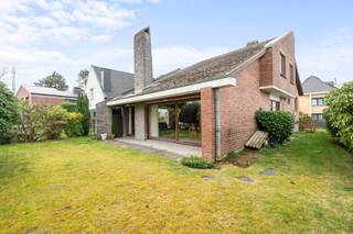 <p><u><strong>Te koop:</strong></u> open bebouwing in Wezembeek-Oppem, gelegen in een doodlopende straat op de stadsrand, nabij scholen, openbaar vervoer en invalswegen.<br /><br />Deze woning uit 1971 combineert mooie architectuur met een zuidoostelijke oriëntatie, waardoor de tuin en leefruimtes genieten van optimale lichtinval. De rustige ligging in een residentiële woonkern biedt privacy en veiligheid, terwijl alle voorzieningen binnen handbereik zijn. Met een perceel van 486 m² en een ruime indeling is dit een ideale gezinswoning.<br /><br /><u><strong>Belangrijkste ruimtes:</strong></u><br />• Woonkamer (19,67 m²) met open haard en toegang tot het terras<br />• Eetkamer (11,8 m²) aansluitend op de woonkamer<br />• Keuken (10,76 m²) met keramische kookplaat, oven, koelkast en ingemaakte kasten<br />• 4 slaapkamers (14,95 m²; 9,6 m²; 13 m²; 10,5 m²)<br />• 2 badkamers: één met ligbad, toilet en wastafel; één met douche, toilet en wastafel<br />• Garage (37 m²) met sectionale poort<br />• Mezzanine (9,4 m²)<br />• Kelder (9 m²)<br />• Zolder bereikbaar via zolderluik<br />• Tuin van 486 m² met zuidoostelijke oriëntatie<br /><br /><u><strong>Troeven:</strong></u><br />• Mooie architectuur met karaktervolle uitstraling<br />• Zuidoostelijke oriëntatie voor maximale lichtinval<br />• Gelegen in een doodlopende straat voor extra rust en veiligheid<br /><br />Meer informatie of een bezoek met Lynn Gorin? Contacteer ons via +3223351115<br />JOUW DROOMHUIS. ZO GEVONDEN!</p>