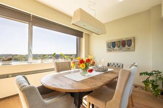 Cet appartement à vendre, prêt à être emménagé, est situé au 7ème étage de l 'emblématique Riverside Tower sur Esmoreit Avenue. Son...