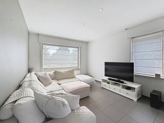 Instapklare woning met zeer veel RUIMTE in de geliefde wijk 'Don Bosco' te Torhout!<br /><br /><strong>INDELING:<br /><u><em>Gelijkvloers:</em></u></strong><br />Ruime inkomhal - LICHTRIJKE living - volledig ingerichte keuken (O.a. met keramisch fornuis, dampkap, dubbele spoelbak, combi-oven, frigo en vaatwasmachine) - wasplaats (met alle voorzieningen voor wasmachine en droger) - afzonderlijk gastentoilet - badkamer (O.a. met dubbel lavabomeubel, ligbad én douche) - ruime oprit - volledig aangelegde tuin met ZUIDgericht terras en tuinhuis.<br /><br /><u><em><strong>Eerste verdieping:</strong></em></u><br />Nachthal - 2 ruime slaapkamers.<br /><br /><u><em><strong>Tweede verdieping:</strong></em></u><br />Nachthal - afzonderlijk toilet - 2 slaapkamers.<br /><br /><u><strong>Opmerkingen:</strong></u><br />- Overal ROLLUIKEN aanwezig.<br />- 18 ZONNEPANELEN aanwezig!<br />- Overal DUBBELE beglazing (PVC).<br />- Waterverzachter aanwezig.<br /><br />Zeer LEUKE gezinswoning met alle COMFORT voor JONGE GEZINNEN! Aarzel zeker niet om ons te contacteren voor een bezoek ter plaatse: 050/70.01.02 - info@centro.be.
