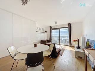 INFO EN BEZOEK: 02 31 55 171We Invest biedt u exclusief een prachtige gemeubileerde studio van ongeveer 40 m² aan, ideaal gelegen op een steenworp...