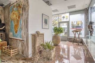 Cet immeuble de placement situé à Anvers offre un potentiel sans précédent et attend une rénovation réfléchie pour révéler toute sa valeur. Avec la bonne vision, vous pouvez transformer ce bâtiment en un chef-d'œuvre magnifique et précieux. Le marché aux chevaux est un endroit populaire, à quelques pas de la Grote Markt, de l'Eilandje et du quartier étudiant animé. Un lieu où la vie urbaine dynamique, la culture et le divertissement se rencontrent. Cela garantit une rentabilité fluide et un fort développement de la valeur ajoutée.Classification de l'immeuble de placement :rez-de-chaussée commercial (environ 186m²) : Un espace commercial spacieux. Cela constitue la base d'un revenu locatif solide. 3 appartements : - appartement 1 (environ 117 m²) - appartement 2 (environ 124 m²) - appartement 3 (environ 124 m²) L'aménagement avec plusieurs unités résidentielles spacieuses (chacune avec 2 à 3 chambres) les rend idéales pour les familles et pour le marché croissant de la cohabitation. Vous rêvez de réaliser un investissement immobilier rentable à Anvers ? Alors cette propriété à rénover au Horse Market est votre chance ! Situé dans un quartier dynamique et animé, vous pouvez profiter d'un emplacement de premier plan avec une excellente accessibilité et toutes les commodités à portée de main. Cet immeuble de placement vous intéresse ? N'hésitez pas à nous contacter. Si vous souhaitez proposer votre propre propriété à la vente, veuillez nous contacter pour une estimation gratuite, par téléphone au 03/206.76.76 ou par e-mail à antwerpen@dewaele.com.Vous pouvez également toujours vous adresser à nous pour toutes autres questions concernant l'immobilier, l'achat ou la vente !