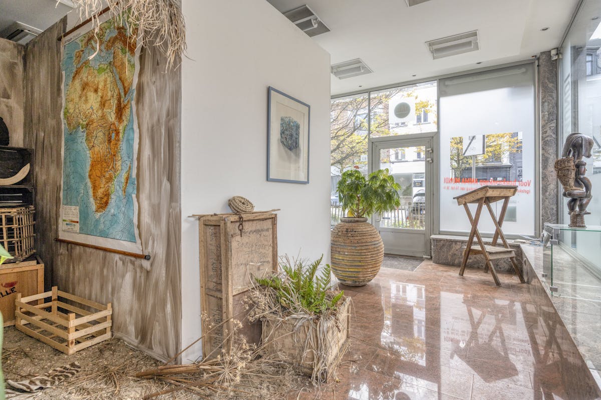 Te renoveren opbrengsteigendom met 3 appartementen en handelspand in Antwerpen - foto 2