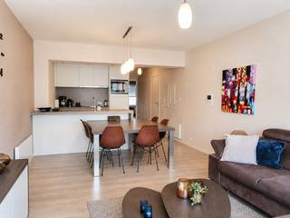 Mooi en hedendaags gerenoveerd 2-slaapkamer appartement te koop.<br />Dit instapklaar appartement is centraal gelegen in Oostduinkerke-Bad vlakbij het strand en de Zeedijk op het 4de verdiep van de recent gerenoveerde residentie Oostbank.<br />Het appartement met de meubelen inbegrepen omvat:<br />Inkom, ruime woonkamer met volledig uitgeruste keuken, badkamer met inloopdouche, apart toilet, 2 ruime slaapkamers voorzien van inbouwkasten met toegang tot het zuidgericht terras en een ruime kelderberging.<br />Dit appartement wordt u gemeubeld aangeboden.