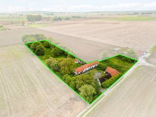 Gelegen in het landelijke Pottes (deelgemeente van Celles), vlak bij de taalgrens en op amper 10 minuten van Spiere-Helkijn en 15 minuten van Avelgem, bevindt zich deze volledig her op te bouwen fermette op een perceel van 5.850 m².<br />De eigendom geniet van een uitzonderlijk en weids 360° uitzicht op het omliggende platteland, wat zorgt voor een uniek gevoel van ruimte en rust.<br /><u><strong>Deze ligging biedt een zeldzame opportuniteit voor wie landelijk wil wonen in alle sereniteit, met maximale privacy en openheid.</strong></u><br /><br /><u><strong>Technisch</strong></u><br />Ideaal voor het realiseren van een hedendaagse woning op een uitzonderlijke ligging.<br />Het advies van de gemeente: <em>Sloop en heropbouw is mogelijk in agrarisch gebied.<br />Een voorafgaand advies van de gewestelijk stedenbouwkundig ambtenaar is vereist, want hij zal voor het afleveren van een vergunning een bindend advies moeten afleveren.<br />Een wijziging van de inplanting kan worden overwogen, mits een motivering.</em><br /><em>Maar in het algemeen wordt het behoud van de bestaande inplanting door de gewestelijk stedenbouwkundig ambtenaar (functionaris gedelegeerde) geprefereerd.</em><br /><br /><br /><u><strong>Troeven</strong></u>
<ul>
<li>Rustige ligging in landbouwzone</li>
<li>Uniek en weids 360° vergezicht</li>
<li>Ruim perceel van ± 5850m²</li>
</ul>
<br /><u><strong>Contact</strong></u><br />Contacteer Nicolas voor meer info of een rondleiding: 0478 50 58 91- nicolas@real-immo.be<br />Laat je verrassen door deze unieke ligging. Tot binnenkort!