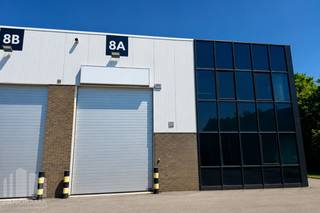 Découvrez cette unité PME idéalement située, composée de 325 m² d'entrepôt et de 96 m² de bureaux entièrement aménagés. Située au sein du Brixton Business Park, dans la zone PME de Zaventem, elle bénéficie d'un emplacement stratégique, à seulement 3 minutes de la Chaussée de Louvain (N2) et de l'entrée/sortie 21 Sterrebeek de l'E40.<br /><br />L'entrepôt est aménagé de manière fonctionnelle et équipé d'une porte sectionnelle, d'un lanterneau avec exutoire de fumée et d'un sol en béton poli (polybéton), ce qui le rend parfaitement adapté aux activités de stockage, de logistique ou de production légère.<br /><br />Les bureaux attenants sont entièrement prêts à l'emploi et disposent notamment d'une kitchenette, du chauffage, de l'éclairage et d'un environnement de travail agréable.<br /><br />Grâce à sa situation centrale et à son excellente connexion avec l'E40, le Ring de Bruxelles et Brussels Airport, cette unité constitue une implantation idéale pour les entreprises à la recherche d'un site alliant accessibilité et fonctionnalité.<br />Disponible immédiatement !<br /><br />Contactez PANORAMA B2B pour plus d'informations ou pour organiser une visite sans engagement au 0477 30 40 05.