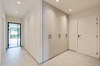 Stijlvol nieuwbouwappartement te huur in Tongerlo!<br /><br />In de Meulemanslaan 17 te Tongerlo bevindt zich dit kleinschalige nieuwbouwproject met slechts vijf appartementen, rustig gelegen met mooi zicht op het park.<br /><br />Het appartement combineert comfort en energiezuinigheid en beschikt over een lichtrijke leefruimte met open, volledig ingerichte keuken, slaapkamers, moderne badkamer, berging en apart toilet.<br /><br />Vanuit de leefruimte heb je toegang tot een ruim terras waar je in alle rust kan genieten van het groene uitzicht.<br /><br />Extra troeven zijn de privatieve berging en autostaanplaats.<br /><br />Kortom, een kwalitatief afgewerkt en instapklaar nieuwbouwappartement op een rustige ligging in Tongerlo.<br /><br />Vaste kosten: 150 euro: O<span>nderhoud tuin, gemene delen, elektriciteit en water gemene delen,…</span><br /><br />Bel ons op 014/95.37.50 of mail naar secretariaat@degroot-celen.be