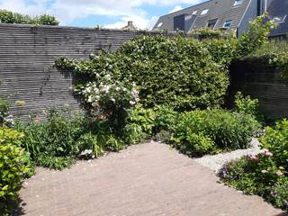 Deze rustig - en toch nabij het centrum - gelegen woning is bijzonder praktisch ingedeeld, met een op de mooie tuin uitkijkende, leefruimte en open keuken, welke eveneens aansluit op de handige wasplaats en inpandige garage.<br />De stijlvolle inkom brengt u naar de achterliggende leefruimte of gastentoilet.<br />De verdieping beschikt over 3 ruime slaapkamers, een verzorgde badkamer (met passend meubel en douche) en een afzonderlijk toilet. <br />Eveneens aanwezig : ruime zolder. <br />De tuin is compact én verzorgd afgewerkt, met een fijn zonneterras (en sfeervolle verlichting).<br />Ook uit technisch oogpunt is de woning top : enige dimbare verlichting, ontkalker aanwezig, rolluiken,... .<br /><br />Kortom : aangenaam wonen gegarandeerd.