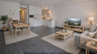 Centraal gelegen appartement met zijdelings zeezicht in het commercieel centrum. Indeling: Inkomhal met toilet. Lichtrijke leefruimte met toegang...