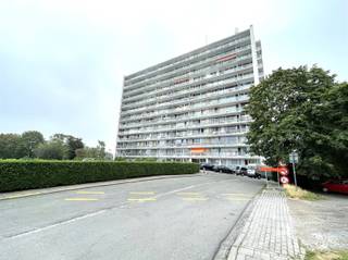 <p><span>Gezellig instapklaar gelijkvloers appartement met 2 terrassen in centrum Dendermonde</span></p><p><span>Dit doorloopappartement ligt op het gelijkvloers en biedt een prachtig uitzicht op het natuurgebied Kalendijk en het erfgoed 'Mechelse poort'. De ligging is ideaal, op slechts enkele stappen van het centrum van Dendermonde, Oude Vest, winkels, grootwarenhuizen en openbaar vervoer. Ook zijn er mooie fiets- en wandelroutes langs de Schelde in de buurt.</span></p><p><span>Bij het binnenkomen in de inkomhal, voorzien van ingemaakte kasten, vindt u een gastentoilet. De ruime leef- en woonruimte geeft toegang tot het terras aan de zijkant, met uitzicht op het groen en het water. De nieuwe keuken is uitgerust met moderne toestellen en biedt een gezellige ontbijtruimte. Vanuit de nachthal komt u in twee ruime slaapkamers en een bergplaats of dressingruimte. De badkamer is voorzien van een ligbad en lavabomeubel. De twee terrassen, aan de zijkant en de voorzijde van het appartement, zijn een grote troef.</span></p><p><span>Nieuwe gevoerde gordijnen worden voorzien voor alle kamers.</span></p><p><span>Parkeermogelijkheden zijn er voldoende rondom het appartementsgebouw, zodat u zich geen zorgen hoeft te maken over parkeren.</span></p><p><span>Het appartement is onmiddellijk beschikbaar. De algemene kosten bedragen 175 per maand, </span><span>inclusief verbruikskosten voor water en verwarming</span><span>, huisvuilophaling en gemeenschappelijke kosten zoals lift en onderhoud.</span></p><p><span>Mis deze kans niet en kom dit appartement bekijken, T. 052/55.55.55 | <span>info@immotwins.be</span></span><span> | <span>www.immotwins.be</span></span><span> </span></p><p><span> </span></p>